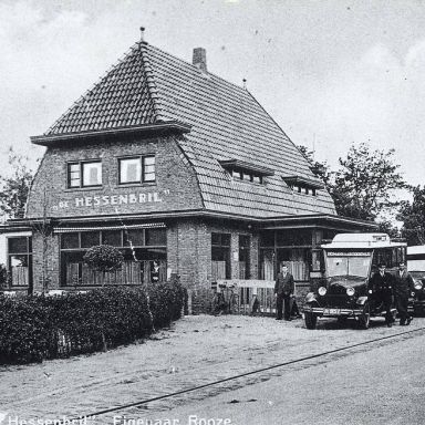 Kenteken: A 11157; Winschoten, Grintweg, Uitspanning "de Hessenbril" ca. 1930 (1986-22450)