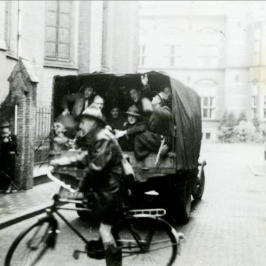 Kenteken: A 23374; foto uit fotoalbum padvinderij van Bernard Huisman, 1946 (2139-0332)
