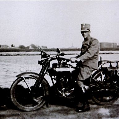Kenteken: A 23975; Wiebe Hendrik Baron op de Harley Davidson, foto: A.S. Pekema