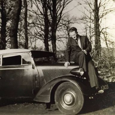 Kenteken: A 24309; Jan Teuben op de Opel 6, foto: C. Teuben