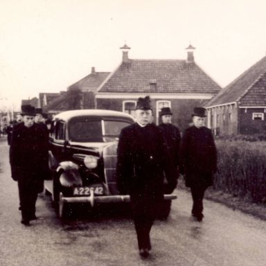 Kenteken: A 22642; Oldsmobile met rouwstoet, ca. 1950, foto: collectie G. Moorlach, Gemeente Het Hogeland