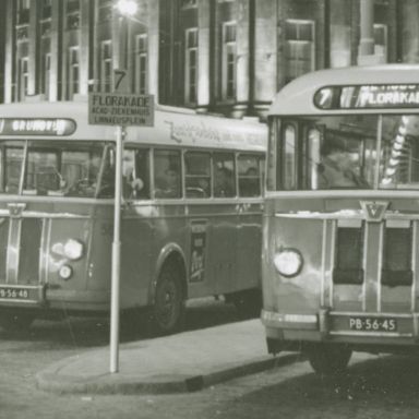 Kenteken: A 49406; Kromhout bussen met nieuwe kenteken, Grote Markt Groningen ca. 1955 v.l.n.r. A-49406, A-49411 en A-49408 (2166_4551); Fotograaf: Jos Lange