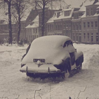 Kenteken: A 14771; Chevrolet, Martinikerkhof, Groningen, foto: still uit de film "Een sombere winterdag", C. R. Tiddens, 1947 coll. GrA (2209-AV14106)