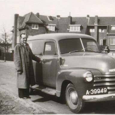 Kenteken: A 39949; Johannes Vincentius den Brinker naast de Chevrolet, Eindhoven, Helmerslaan, 06-03-1948 foto: L. Durksz