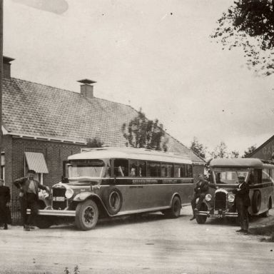 Kenteken: A 10505; De autobusdienst Surhuisterveen-Grootegast-Groningen G.A.M.  ca. 1931 (1986-22210)