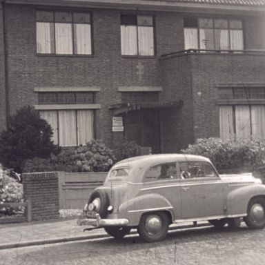 Kenteken: A 42355; Opel Kadett, still uit de film "Sanatorium Beatrixoord te Appelscha", 1950-1955, coll. GrA (2209-7542)