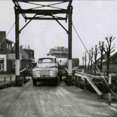 Kenteken: A 41968; Ford F5,  Oude brug bij de Eerste Afdraai te Stadskanaal ca. 1951. foto F. Wijbenga