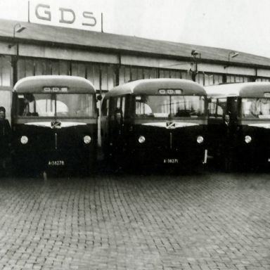 Kenteken: A 38276; Ford bussen, G.D.S. station Haren, v.l.n.r. A-38277, A-38278, A-38271, A38279, A-38276, foto: J. Wagenaar