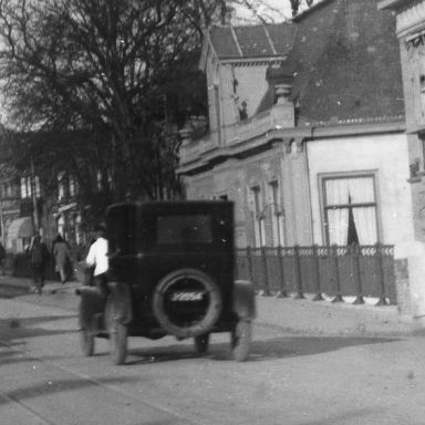 Kenteken: A 2054; Ford, Groningen, Hereweg ca. 1925, foto: uitsnede 1785-16083.jpg