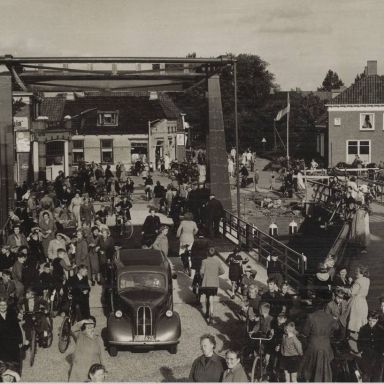 Kenteken: A 37625; Nieuwolda, Hoofdstraat, Opening nieuwe Hamrikkerklapbrug 30-08-1954, foto: <a href='https://hdl.handle.net/21.12105/1a47a336-5bb5-4ba5-a64a-e151b0ef31a0' target='_blank'>Collectie CHC Oldambt / Collecitie de Wal (1-2137)</a>
