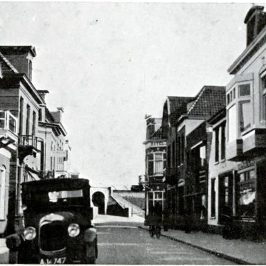 Kenteken: A 14747; Waterstraat Delfzijl ca. 1930, foto: Foto album oud Delfzijl uitg. 1964 (1769-2024)