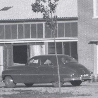 Kenteken: A 46459; Packard Super Eight, bij de "Berwi" in Winschoten, 1951, foto: uitsnede 2248-2329; Fotograaf: Fotobedrijf Piet Boonstra