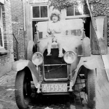 Kenteken: A 15930; Rechterstraat, Boxtel, Els van der Eerden op de FN ca. 1931, foto: H. van Griensven