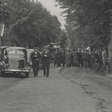 Kenteken: A 3511; Ford V8, foto: still uit de film "Bouw gemeentehuis Paterswolde", H. Camphuis-Kockel, 1938-1939, coll. GrA (2209-AV0840)