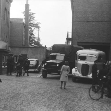 Kenteken: A 32702; Vertrek vierdaagse groep naar Nijmegen, juli 1946, (V.l.n.r. A-32702, A-32699 en A-31941) foto: archief Piet Boonstra