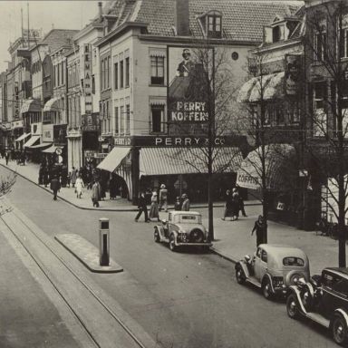 Kenteken: A 4438; Groningen, Herestraat, 1940. foto: H. Renkema