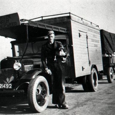 Kenteken: A 21492; Pieter Smit bij zijn Ford, foto: archief W. Mollema
