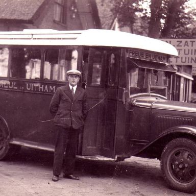 Kenteken: A 21880; Ford, Trompstraat nr 7, Groningen, foto: C. L. Uitham