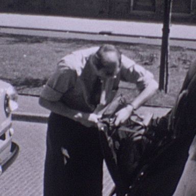 Kenteken: A 17643; Bedford (links), Groningen, Prinsesseweg, foto: still uit de film "Vlieland, 1954", coll. GrA (2209-AV18816)