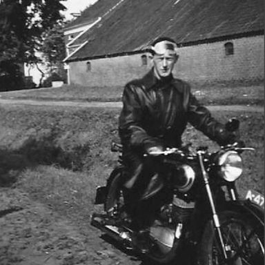 Kenteken: A 47775; Gerrit Meijer op de motor, foto: <a href='https://nl-nl.facebook.com/StreekhistorieBellingwedde/' target='_blank'>facebookpagina Oud Bellingwedde</a>