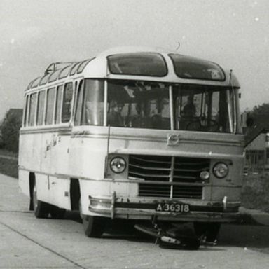 Kenteken: A 36318; Volvo, Veendam 13-10-1952, foto: collectie Veenkoloniaal Museum, uitsnede (vm 7.3 Po On 20)