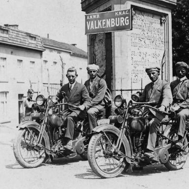 Kenteken: A 13994;  Harley Davidson, Mamme Hiemstra, Jan Timmer, Jan Rozema en onbekende, Valkenburg, Grendelplein, ca. 1930, foto: J. Timmer