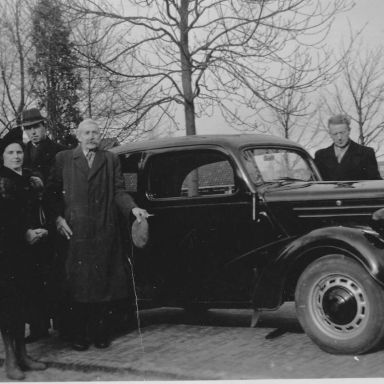 Kenteken: A 26330; Ford, v.l.n.r. : Magdalena Lammechiena Mulder-Weeke (1911-2008), Marrius Christoffer Weeke (1910-1988), Christoffer Weeke (1877-1952) en Derk Mulder (1906-1993), foto: B. Kaman