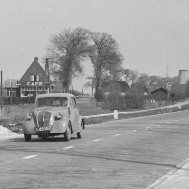 Kenteken: A 45367; Fiat Topolino bij de Koolzaadtocht, 1950, foto: uitsnede 2248-847; Fotograaf: Fotobedrijf Piet Boonstra
