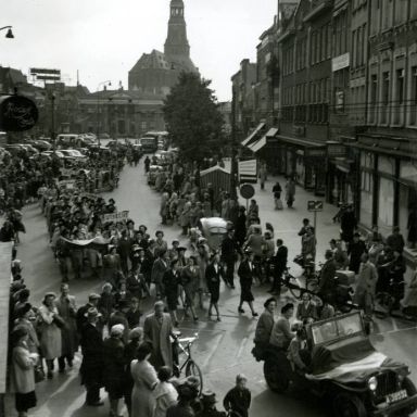 Kenteken: A 38532; Willys Jeep, Vismarkt, Groningen, ca. 1950, foto uit fotoalbum archief Magna Pete (1161-7036)