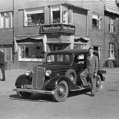 Kenteken: A 17591; Korreweg 99, Groningen, eind jaren '40, Enno van Kalker naast de Chevrolet Master van zijn oudste broer Klaas, foto: S. de Raad