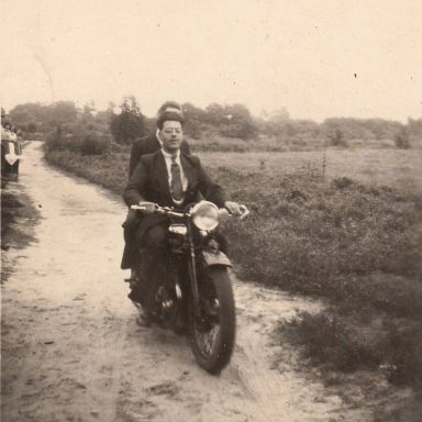 Kenteken: A 47092; H. M. Rutgers op de Ariël, foto: J. Leenes