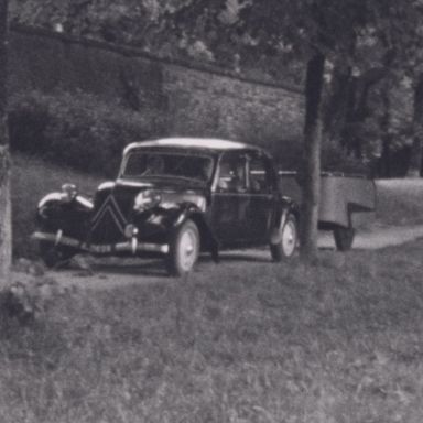 Kenteken: A 11698; Citroën Traction Avant met vouwwagen, Rivièra, 1953, still uit de film "Vakantie familie Blaauw", E.M. Blaauw, 1953-1958, coll. GrA (2209-AV5153)
