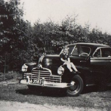 Kenteken: A 3583; Pontiac, op het spatbord zit Meindert de Grooth, foto: J. H. Blaauw