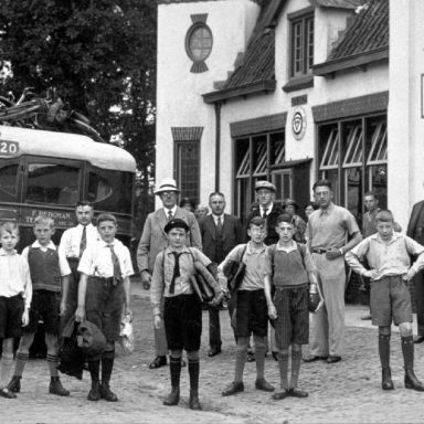 Kenteken: A 7220; Cafe Timmer, Ter Apel, 1932, foto: <a href='http://www.oudterapel.nl' target='_blank'>Website Oud Ter Apel</a>