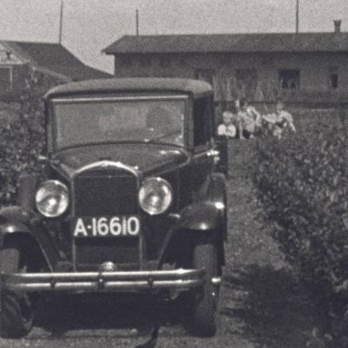 Kenteken: A 16610; Opel, Winschoten, foto: still uit de film "Familiebeelden Winschoten, 1938" B. Jager, coll. GrA (2209-21729)