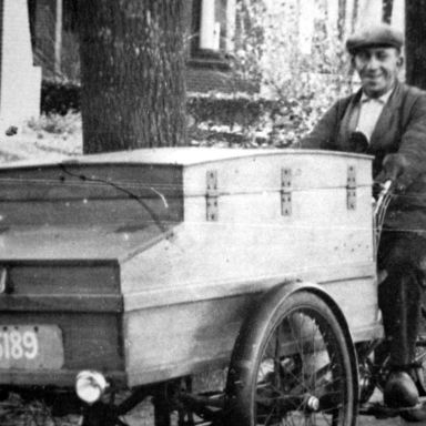 Kenteken: A 25189; Berend Korvemaker met de bakkerskar, foto: M. Fokkens