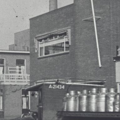 Kenteken: A 21434; Vrachtwagen beladen met melkbussen, foto: still uit de film "Winschoten, Koopstad van het Oldambt en Westerwolde", 1937-1939 coll. GrA (2209-20766)