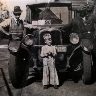 Kenteken: A 14885; Chevrolet ca. 1940, in het midden voor "de Pelikaan" Johnny Jonker, foto: F. Ootjers 