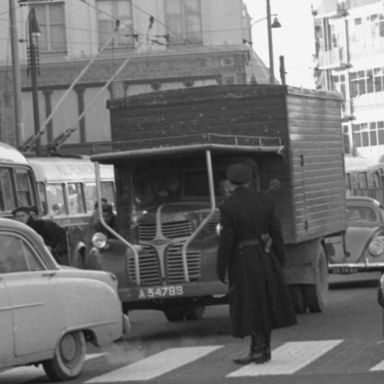 Kenteken: A 34789; Dodge, Groningen, Grote Markt, 03-01-1956, foto: uitsnede 2437-3080; Fotograaf: Gemeentepolitie
