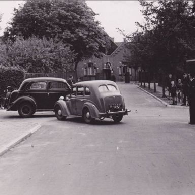 Kenteken: A 33531; Austin Ten, Winschoten, kruising Gassingel/Gaslaan ca. 1950, foto: F. Bos