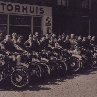 Kenteken: A 45583; Puch motorclub bij garage Dijkema, Winschoten, foto: <a href='https://hdl.handle.net/21.12105/949f4b73-e94f-980a-cd5f-9c627eaef95e' target='_blank'>collectie CHC Oldambt / collectie De Wal (1-2345)</a>