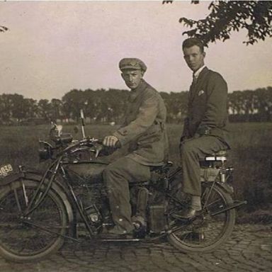 Kenteken: A 9038; Indian, Klaas van Oort en Frederik Cleij op weg naar de Suikerfabriek Groningen, 14-07-1926, foto: J. Cleij