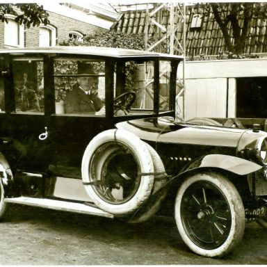 Kenteken: A 1092; Benz,  H.W. Bodewes met oudste zoon Geert achterin,  ca. 1919, foto in bezit van J.P.A. Wortelboer