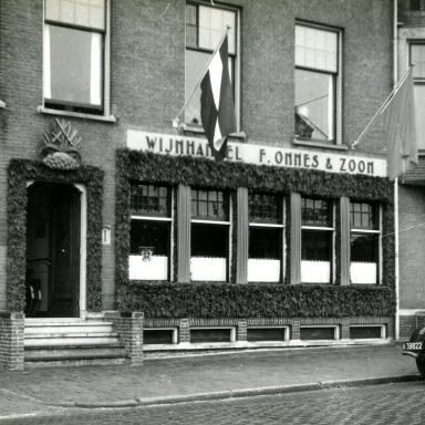 Kenteken: A 39822; Peugeot 202,  Wijnhandel Onnes, 1948, foto uit archief Wijnhandel F. Onnes en Zoon (1426-221)