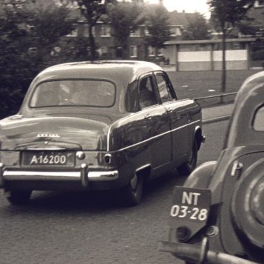 Kenteken: A 16200; Ford Consul, 1954, foto: still uit de film 'Het gaat ons ook aan (of) ’t Ontheemde kind', J.K. Wiersema, 1954, coll. GrA (2209-AV1732)