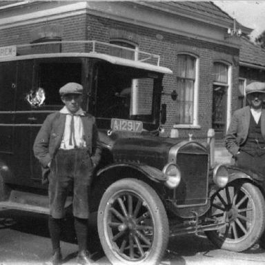 Kenteken: A 12917; Ford vrachtwagen, links Geert Geut, rechts eigenaar Willem Geut, foto: B. van Dam