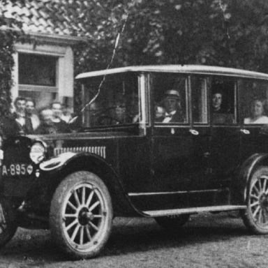 Kenteken: A 895;  De Paterson bus achter de kerk in Eelde, 1920, foto: collecite Ol Eel (OE140200001.jpg)