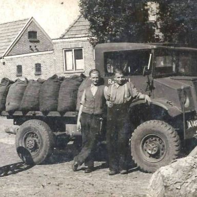 Kenteken: A 14805; Chevrolet 1947, links Poppo van der Wal, persoon rechts onbekend, foto: R. van der Wal