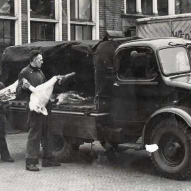 Kenteken: A 28323; Bedford bij het slachthuis in Groningen met v.l.n.r. Harke Lanting, Kees van Slochteren, Roelf Riemsma (chauffeur) en Date Hoiting, foto: W. B. Hoiting