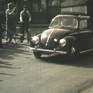 Kenteken: A 2748; Volkswagen, foto: still uit de film "Tocht Ouden van Dagen gemeente Termunten", Friedel Tahl, Foto Modern Winschoten, 06-1952, coll. GrA (2209-AV7016)